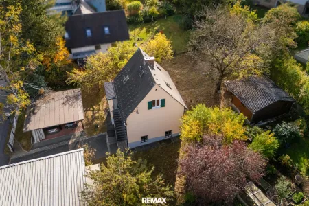 Haus mit Carport und Garage