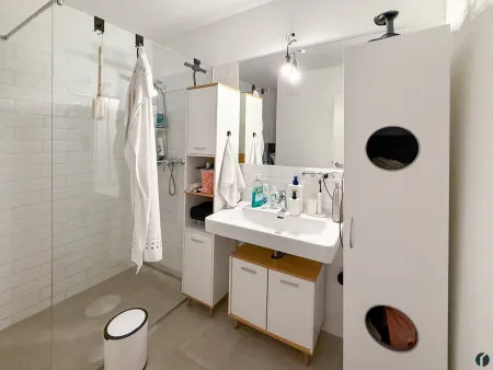 Badezimmer mit Walk-In-Dusche