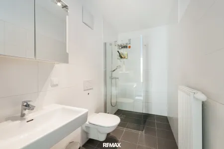 Großzügiges Bad mit Toilette