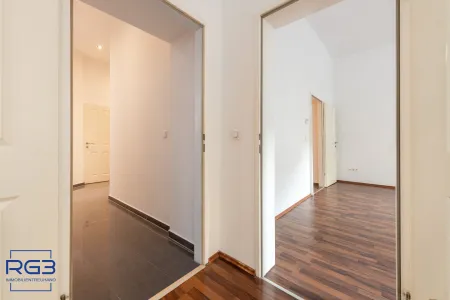 Großes Zimmer – Blick zum angrenzenden Raum