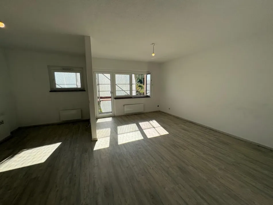 !PROVISIONSFREI! ERSTBEZUG NACH SANIERUNG - WOHNUNG MIT LOGGIA - Titelbild