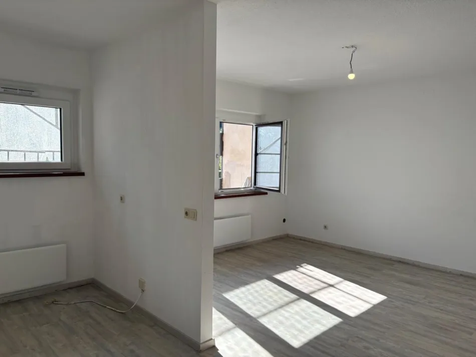 !PROVISIONSFREI! ERSTBEZUG NACH SANIERUNG - WOHNUNG MIT LOGGIA - Bild