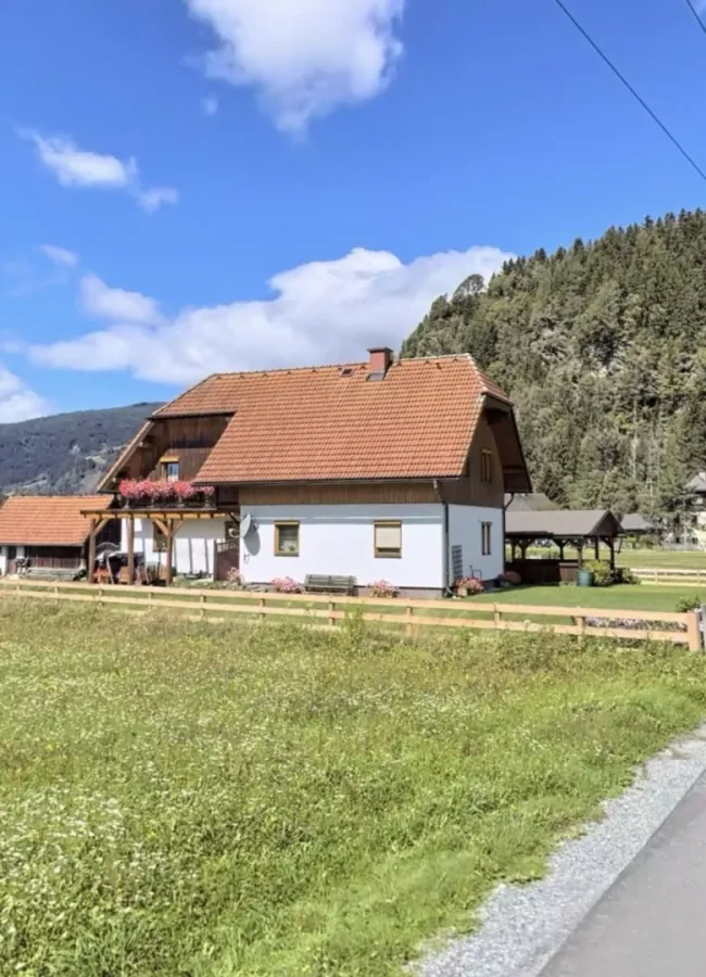 ATTRAKTIVES EIN-/MEHRFAMILIENHAUS IN SONNIGER LAGE - Titelbild