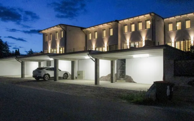 Nachtaufnahme: Carport und Haus