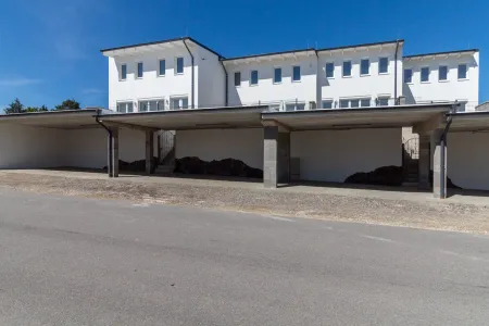 Blick zu den Carports: 2 je Haus