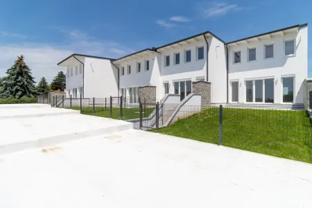 Blick vom Carportdach zum Garten und Haus