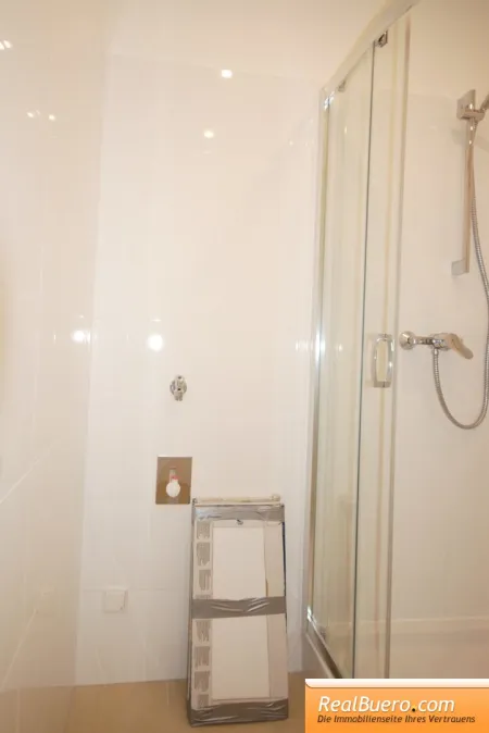 Badezimmer mit Dusche und Waschmaschinenanschluss