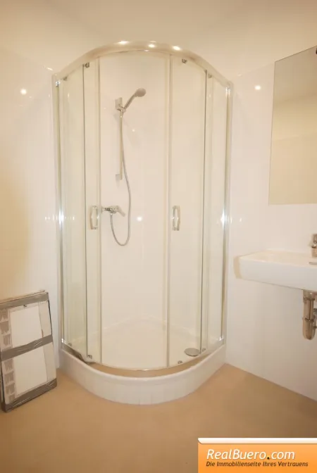 Badezimmer mit Dusche und Waschmaschinenanschluss