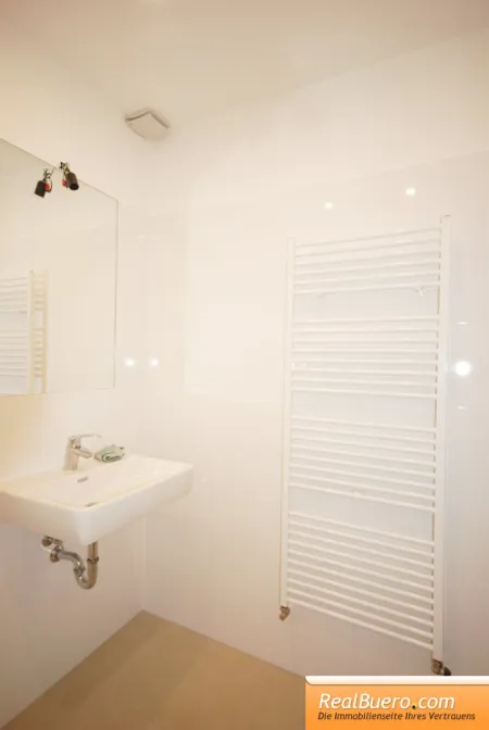 Badezimmer mit Dusche und Waschmaschinenanschluss
