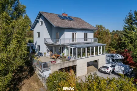 Haus mit Vorplatz