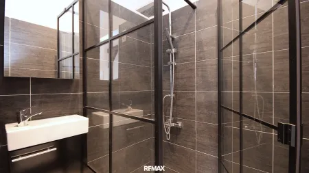 Badezimmer mit Dusche und Waschbecken
