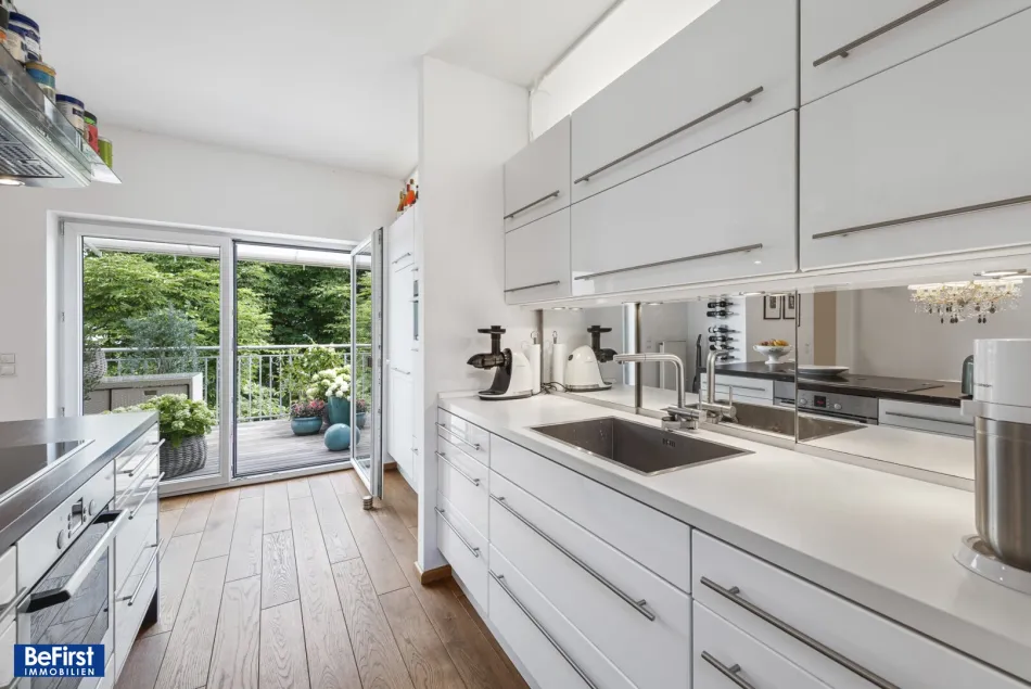 Eleganz und Moderne verbinden sich in dieser wunderschönen Dachgeschosswohnung: perfekte Gegebenheiten für Paare und Singles - Bild