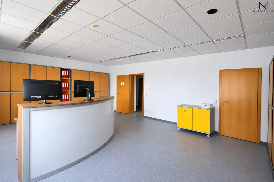 Barrierefreier Büroraum mit ca. 25m2 inkl. 2 Parkplätzen (Preis inkl. Strom und Heizkosten) plus Option auf 41m2 in einer 8 Meter hohen Lagerhalle - Titelbild