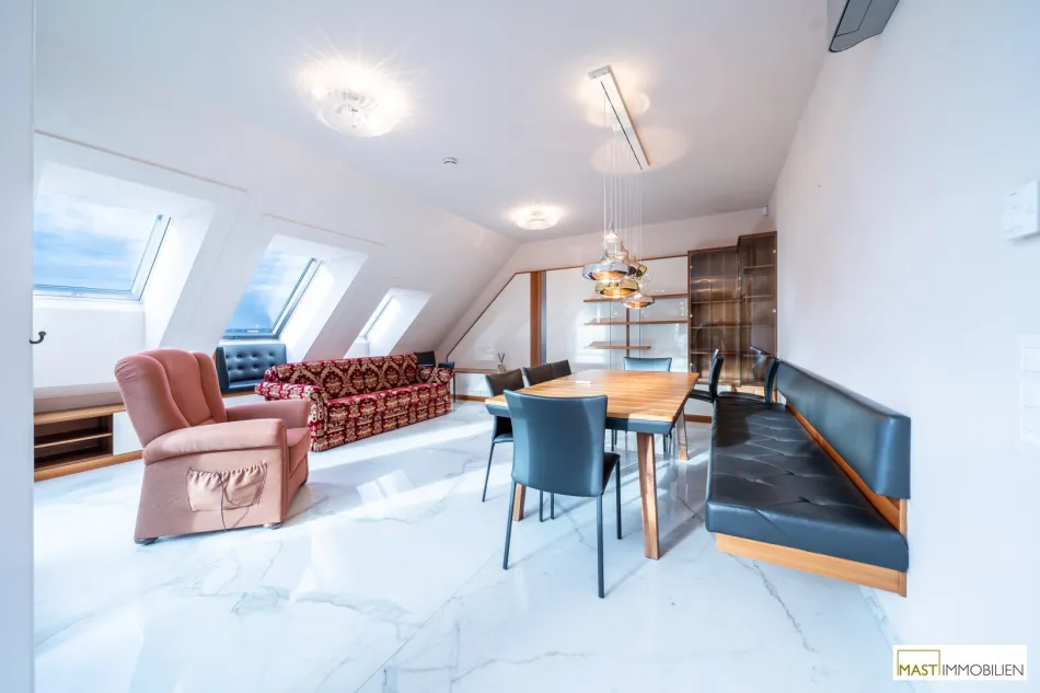 Wohnen mit Weitblick – großzügige Dachgeschoßwohnung mit ca. 31 m² Terrasse, direkt am Kagraner-Platz - Bild