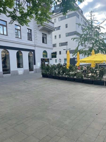 Neu adaptiertes Cafe Konditorei Restaurant auf frequentiertem zentralen Hauptplatz im 2. Bezirk