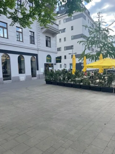Neu adaptiertes Cafe Konditorei Restaurant auf frequentiertem zentralen Hauptplatz im 2. Bezirk - Titelbild