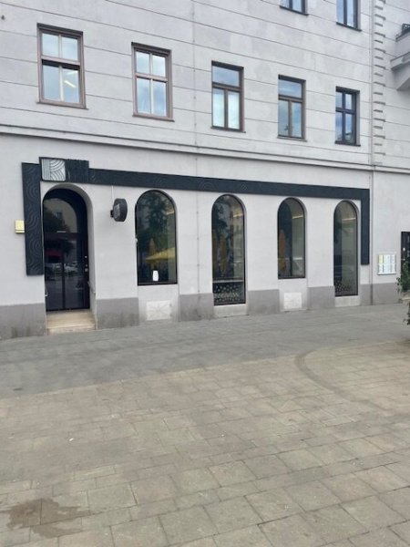Neu adaptiertes Cafe Konditorei Restaurant auf frequentiertem zentralen Hauptplatz im 2. Bezirk