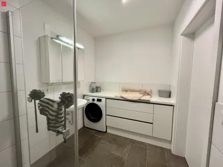 Badezimmer mit Dusche und Anrichte nach Maß