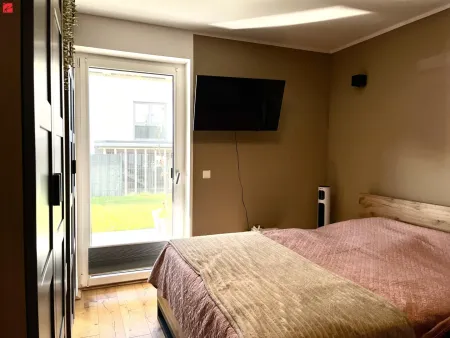 Schlafzimmer mit Terrassen- und Gartenzugang