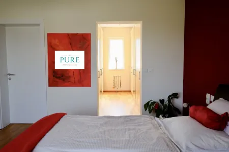 Schön angelegtes Schlafzimmer mit Schrankraum & Bad