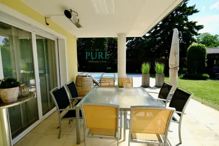 Herrliche Terrasse mit Poolblick