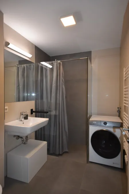 Badezimmer - Modernes und geräumiges Appartement mit großer Loggia und Bergblick
