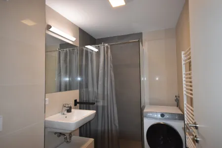 Badezimmer - Modernes und geräumiges Appartement mit großer Loggia und Bergblick