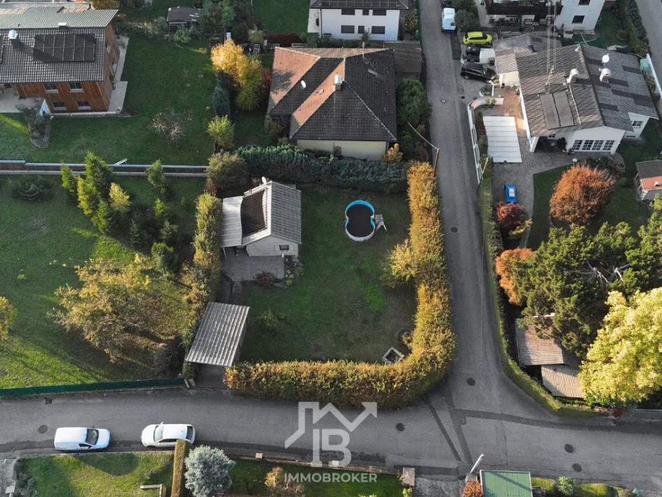 Baugrund ohne Bauzwang in Wilhering-Reith – 654 m² mit Gartenhaus und Pool - Bild