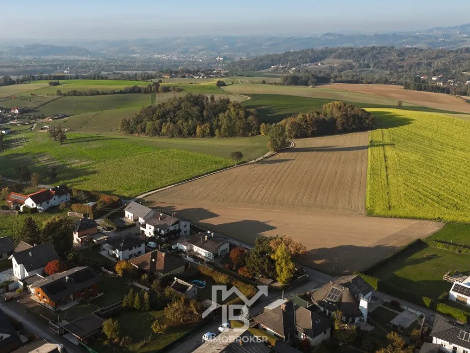 Baugrund ohne Bauzwang in Wilhering-Reith – 654 m² mit Gartenhaus und Pool - Bild