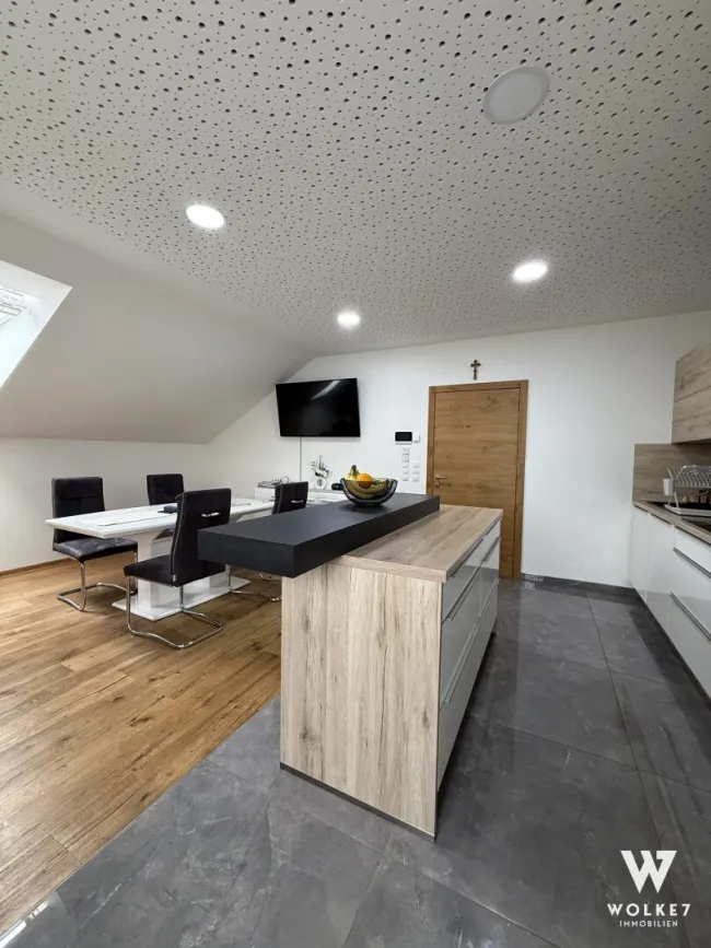 *SEIERSBERG-PIRKA* sehr gut aufgeteilte Dachgeschosswohnung mit Balkon und 2 Parkplätzen - Bild