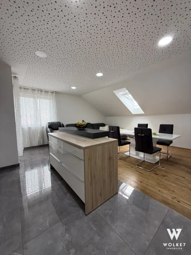 *SEIERSBERG-PIRKA* sehr gut aufgeteilte Dachgeschosswohnung mit Balkon und 2 Parkplätzen - Bild