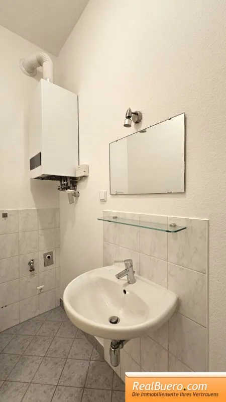 Badezimmer mit Dusche, Handwaschbecken, Waschmaschinenaschluss und Toilette