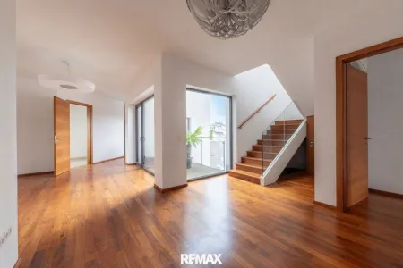 Großzügiges Foyer mit Treppenaufgang