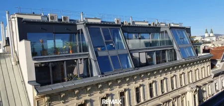Moderne Architektur über klassischer Fassade