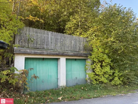 Doppelgarage im Hang