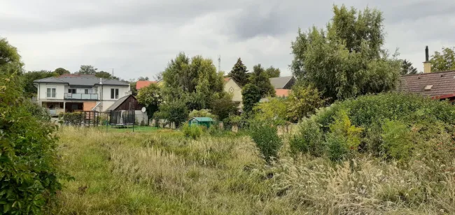 Blick von der Straße zum Bauplatz