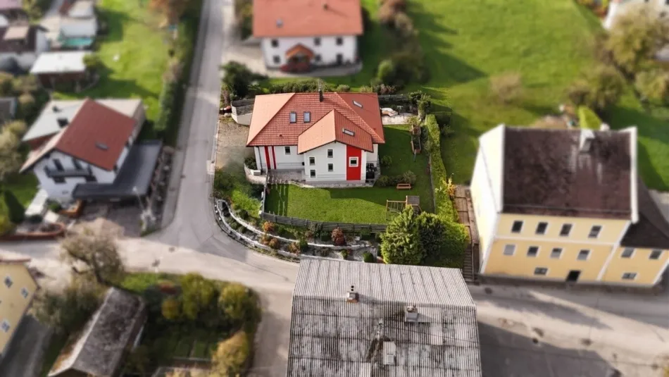 Großzügiges Mehrfamilienhaus mit 232 m² Wohnflächenpotenzial und 113 m² Kellerfläche – modernisiert und vielseitig nutzbar, Garten, Terrasse und 2 Garagen - Titelbild
