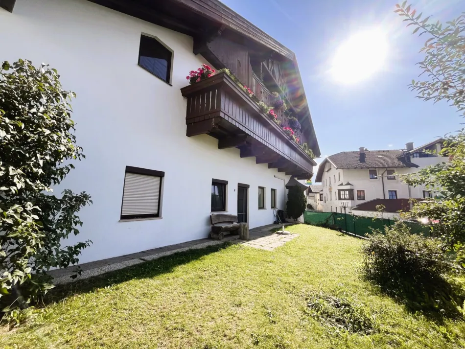 NEU RENOVIERT: Wunderschöne 2-Zimmerwohnung mit ca. 117m² großem Garten NAHE INNSBRUCK zu kaufen! - Bild