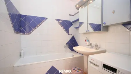 Badezimmer mit Fenster