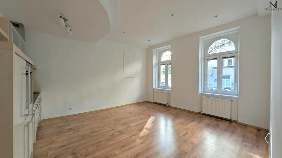 Gepflegte und modernisierte 4-Zimmer-Wohnung nahe Burggasse – Einziehen und Wohlfühlen! - Titelbild
