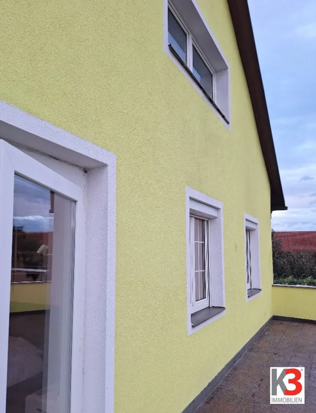 K3 - Platz für eine große Familie. Wohnhaus mit großem Garten. Neuwertig. Elegante und hochwertige Ausstattung. Wintergarten. Ruhige Lage. Ab sofort beziehbar. - Bild