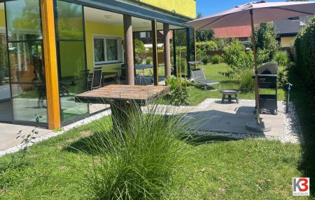 K3 - Platz für eine große Familie. Wohnhaus mit großem Garten. Neuwertig. Elegante und hochwertige Ausstattung. Wintergarten. Ruhige Lage. Ab sofort beziehbar.