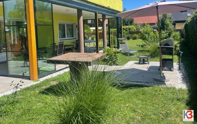 K3 - Platz für eine große Familie. Wohnhaus mit großem Garten. Neuwertig. Elegante und hochwertige Ausstattung. Wintergarten. Ruhige Lage. Ab sofort beziehbar. - Titelbild