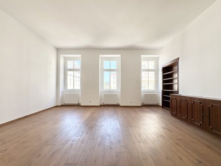 Stilvolle Altbauwohnung mit großen Räumen