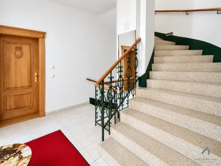 Stiegenhaus / Treppe mit historischem Geländer