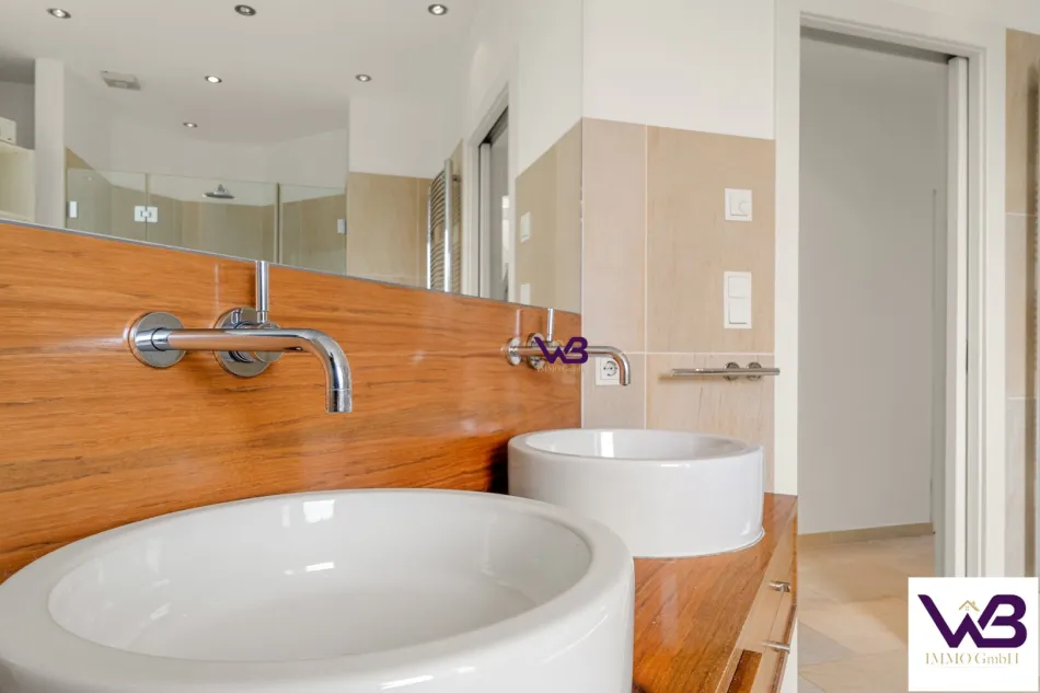 Exklusive 3-Zimmer-Dachgeschoss-Maisonette mit großzügigen Freiflächen, Dachgarten, Jacuzzi und KFZ-Stellplatz in Zentrumsnähe - Bild