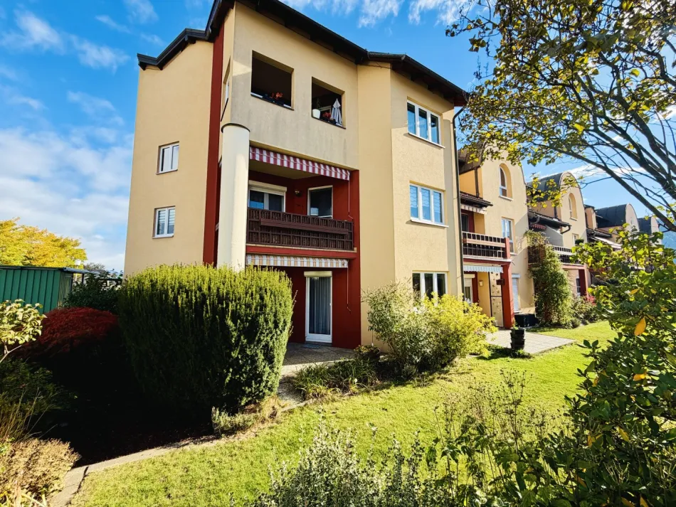 Apfelberg: 85 m2 Wohnkomfort mit 3 Zimmer – Erdgeschosswohnung mit Terrasse und Carport - Bild
