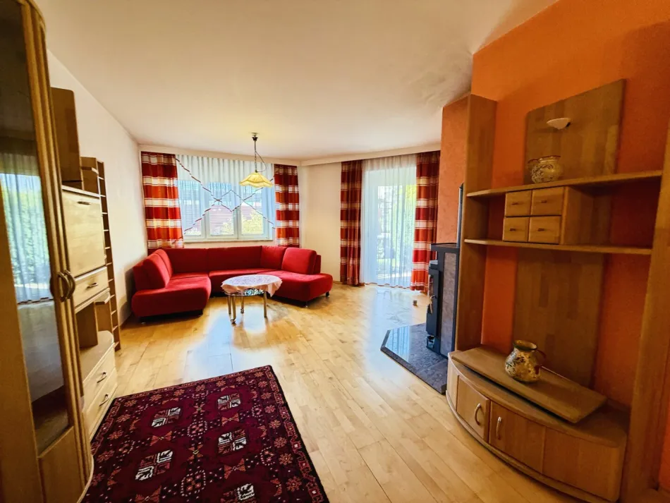 Apfelberg: 85 m2 Wohnkomfort mit 3 Zimmer – Erdgeschosswohnung mit Terrasse und Carport - Titelbild