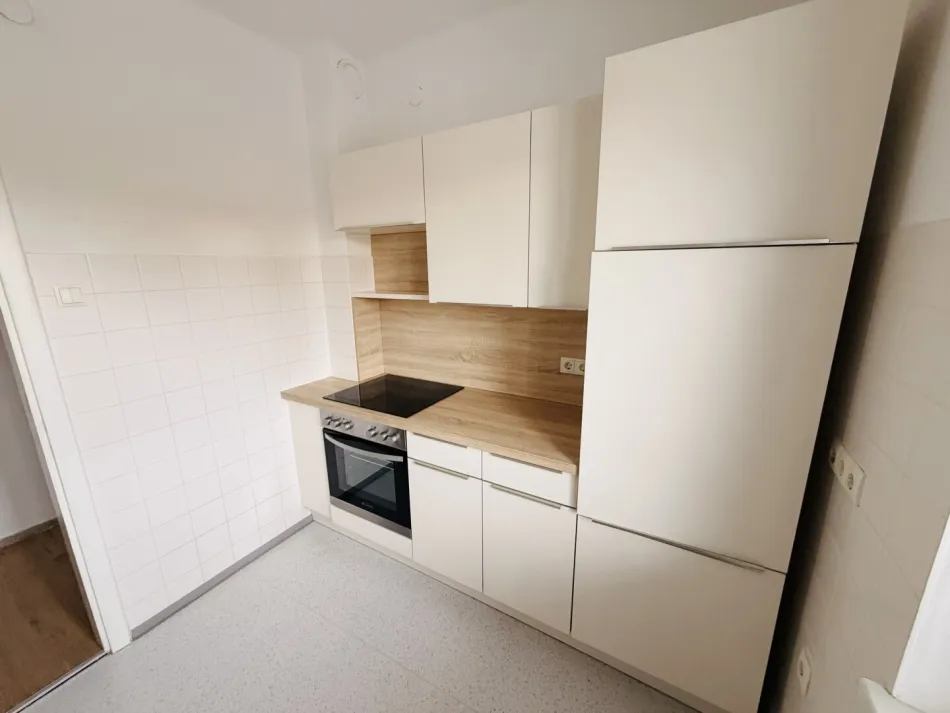 Großzügige Mietwohnung mit XL-Terrasse, Einbauküche & optionaler 24-m²-Garage! - Bild