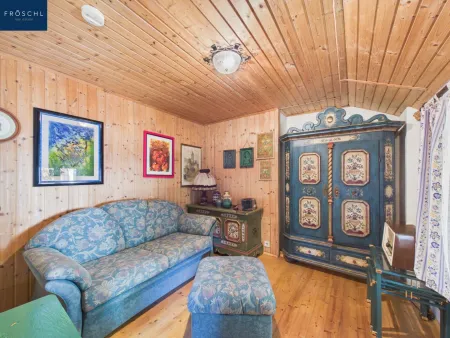 Separates Gästezimmer mit Holzverkleidung
